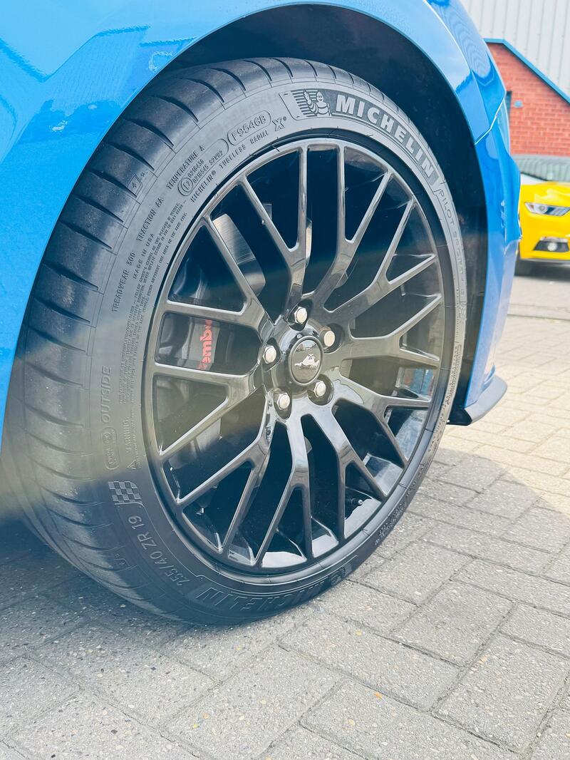 FORD MUSTANG